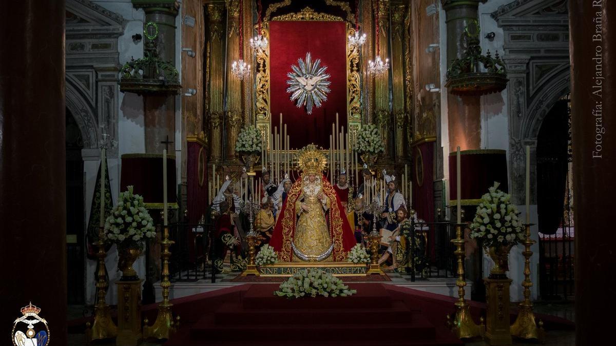 Altar de besamanos a la Virgen del Rocío, rodeada de los apóstoles con las lenguas de fuego evocando la escena de Pentecostés. / @Hdad_Redencion