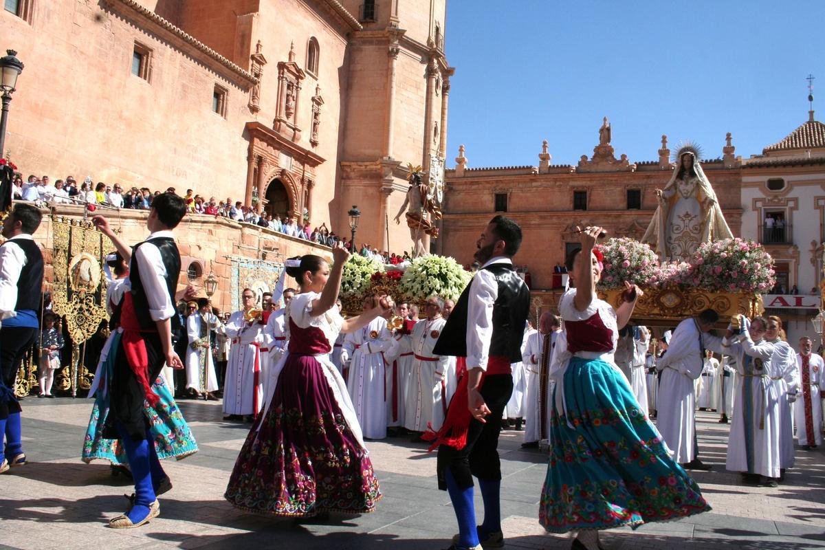 Jesús Resucitado y María Santísima de la Encarnación y Asunción en la Plaza de España ante la que bailaban una ‘Jota Lorquina’ Coros y Danzas.