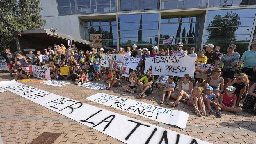 Les imatges de la concentració de rebuig a la condemna pel conductor que va matar una ciclista als Àngels