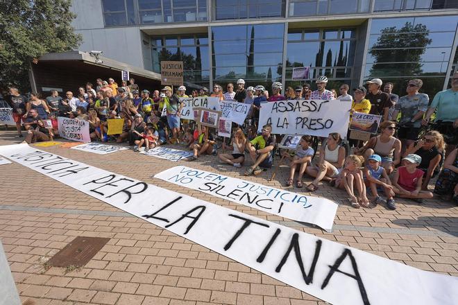 Les imatges de la concentració de rebuig a la condemna pel conductor que va matar una ciclista als Àngels