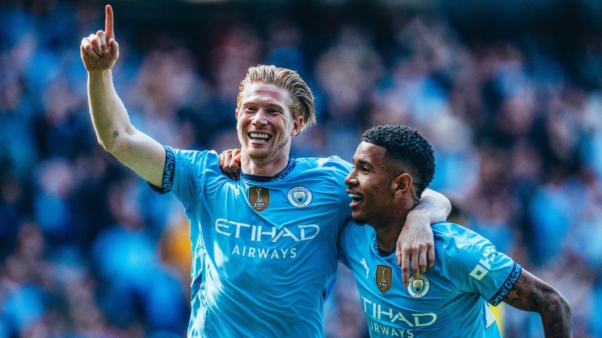 Savinho y De Bruyne celebran un gol