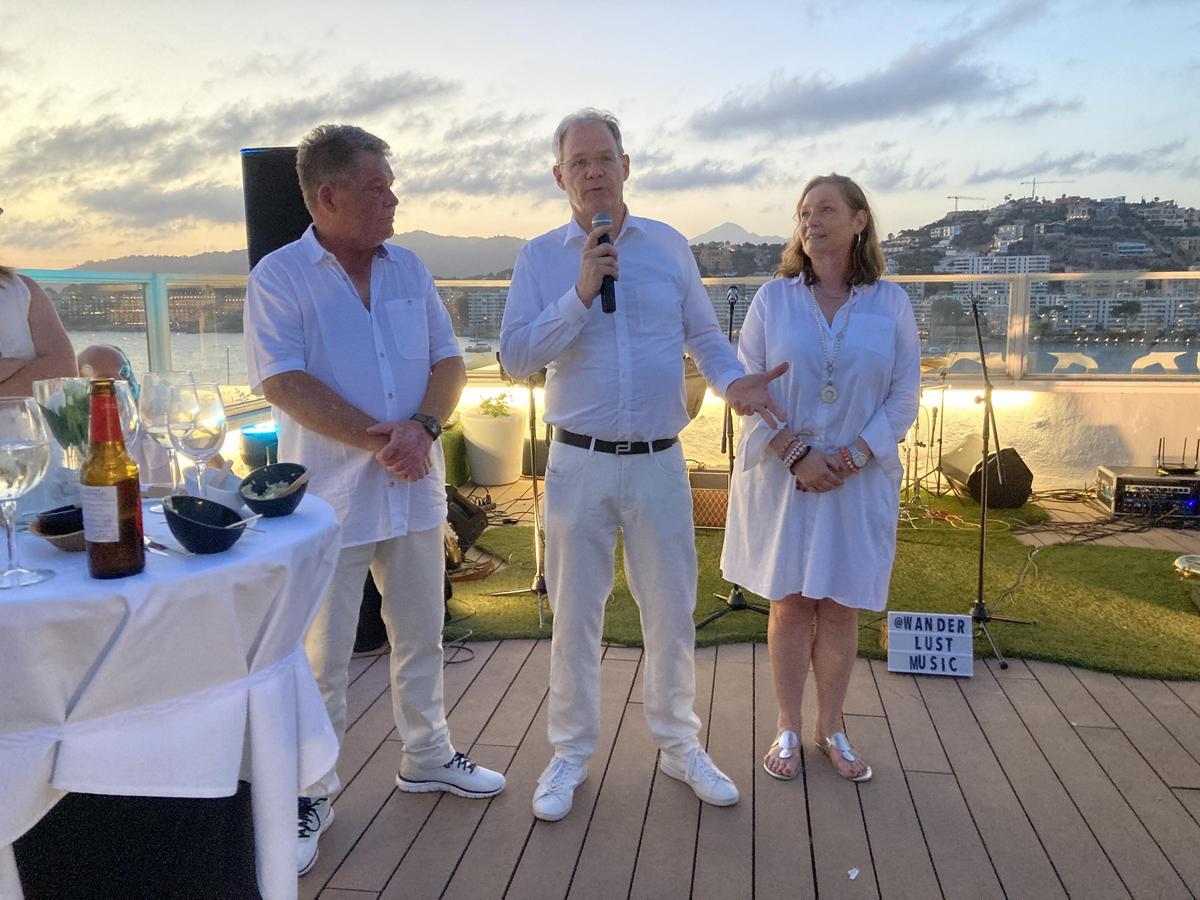 Rolf Seelige-Steinhoff (Mi.) und seine Geschwister Peter und Karen bei der Begrüßung der Gäste im Hotel Bahía del Sol.