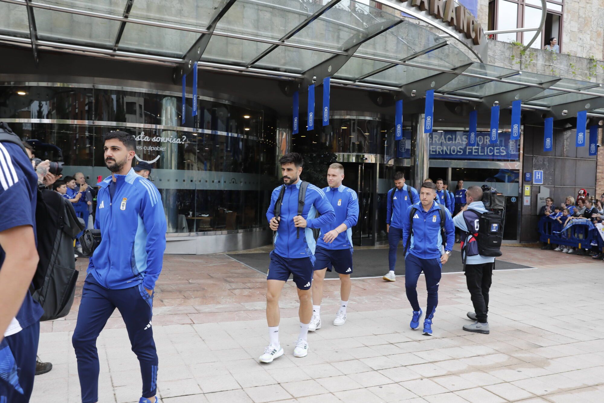 Así fue el recibimiento de la afición al Real Oviedo y toda la previa del último partido de la temporada