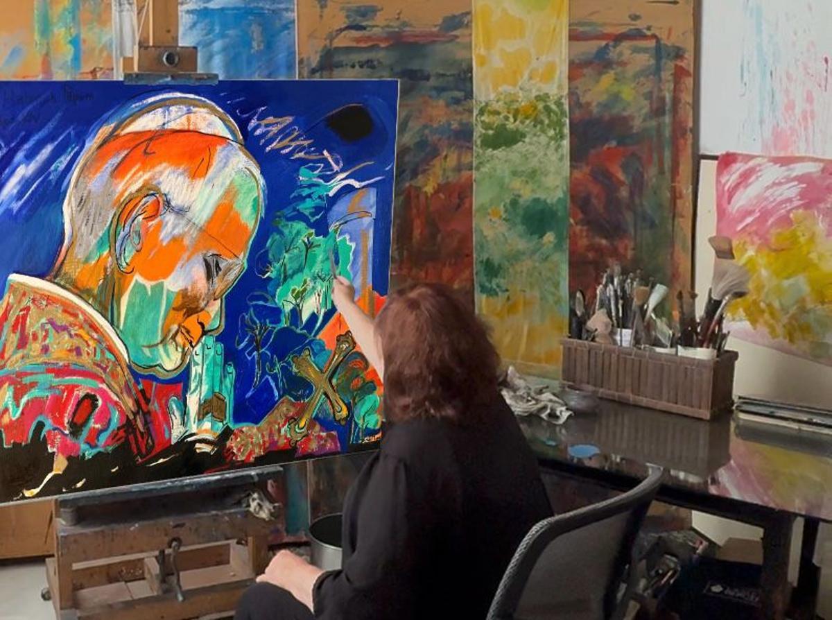 Charo Marín pintado el retrato del papa en su estudio de València.