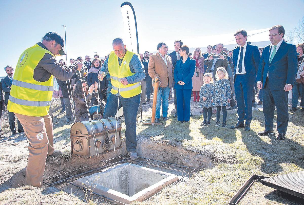 Dos operarios entierran el cofre que simboliza la primera piedra de la fábrica de diamantes de Trujillo (Cáceres).