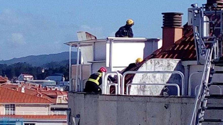 Los bomberos acuden a retirar una uralita en Portonovo