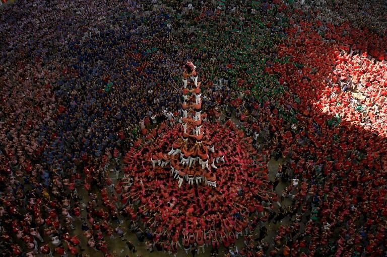 Miembros del "Colla Vella dels Xiquets de Valls" en el festival de 'castells' de Tarragona. (LLUIS GENE / AFP) / RESTRICTED TO EDITORIAL USE