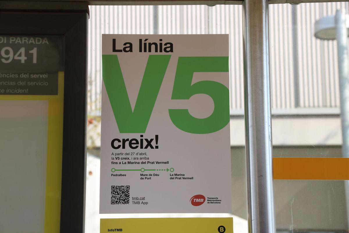 Un cartel informa que la línea V5 se amplía hasta la Marina del Prat Vermell.