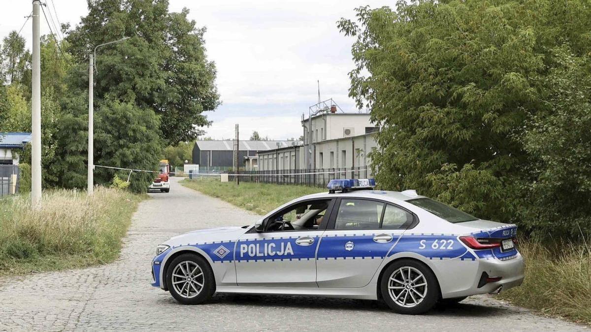 Investigació policial d’un incendi d’una planta de producció de drons a Polònia, dilluns.  | ADAM KUMOROWICZ / EFE