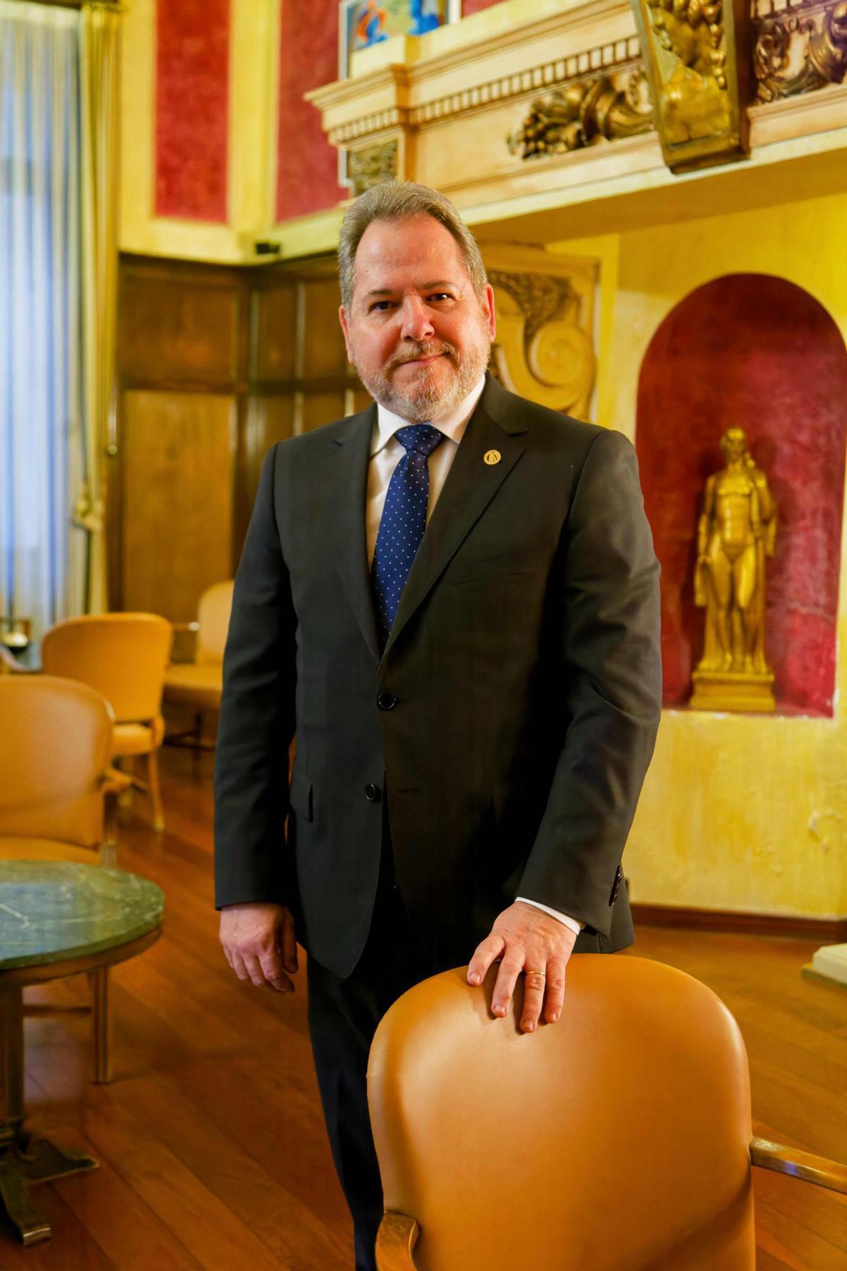 El representante de la institución, en el Salón de la Chimenea.