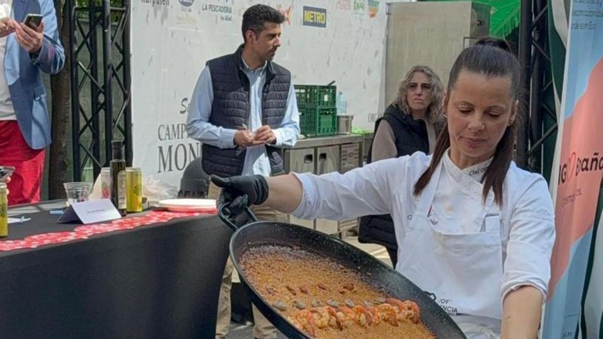 Sepia fresca y melva, langostinos y erizo de mar fueron los ingredientes de la paella con la que ganó.