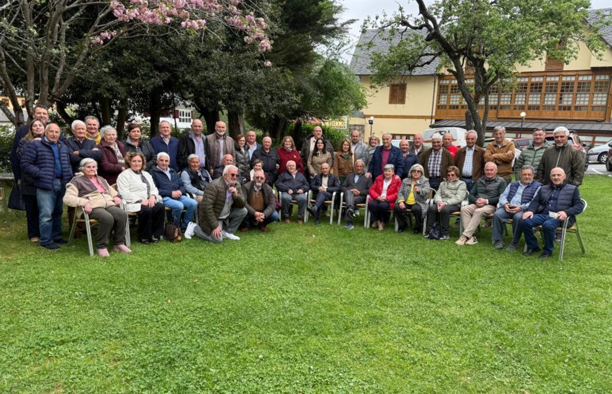 Antiguos alumnos de la escuela de Limés, ayer, tras la comida. | D. Á.