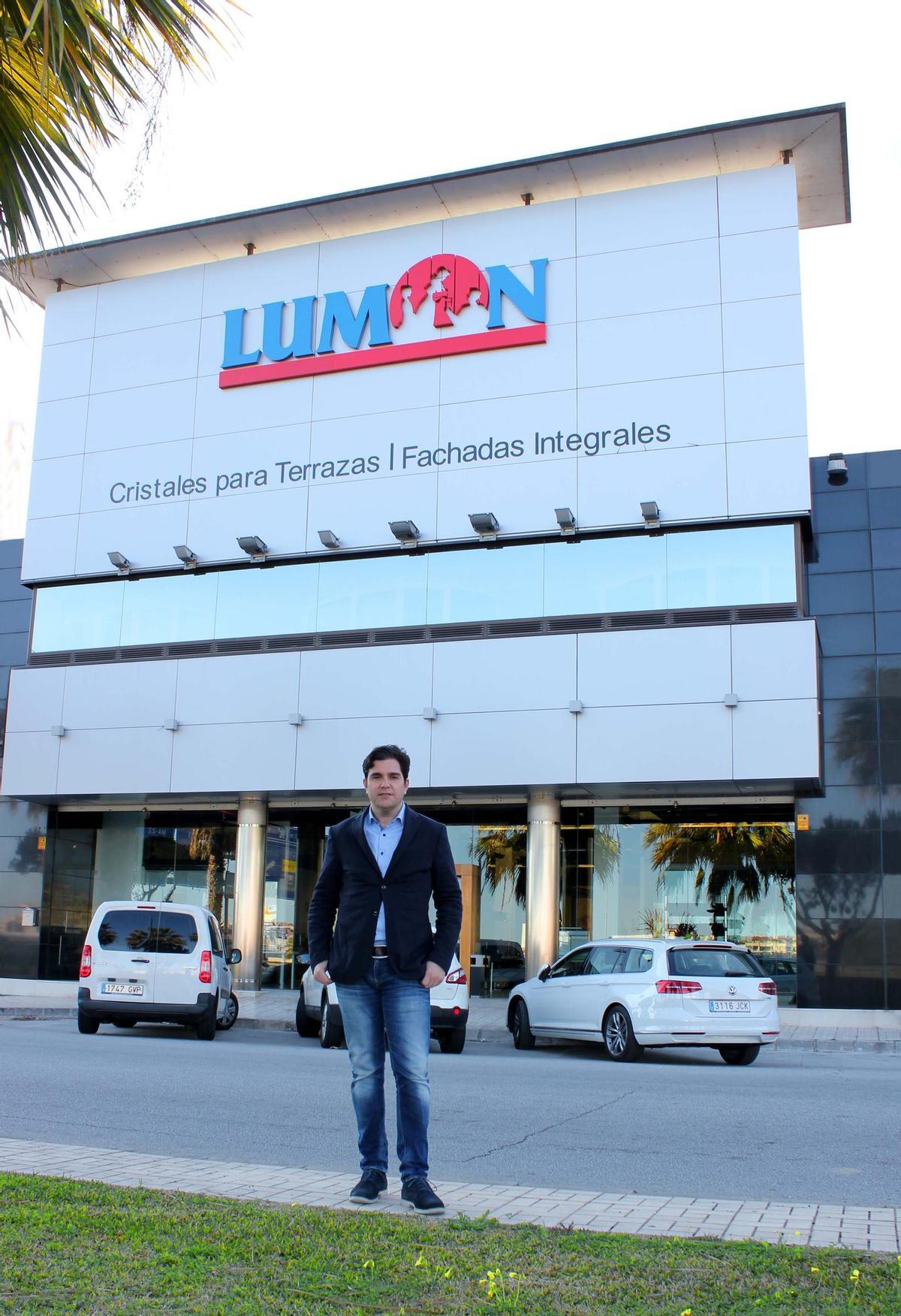 El director general de Lumon, Javier Martínez Uría, en la sede del polígono de Santa Bárbara.