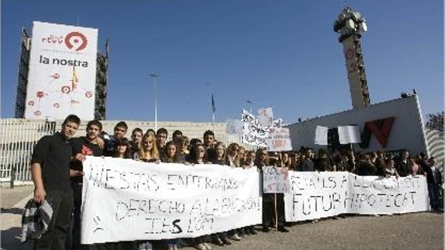 Los alumnos entierran la FP en una protesta frente a C9