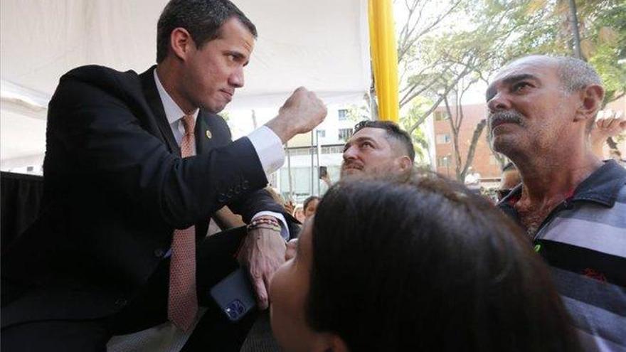 Guaidó retoma la actividad y encabeza una sesión callejera del Parlamento