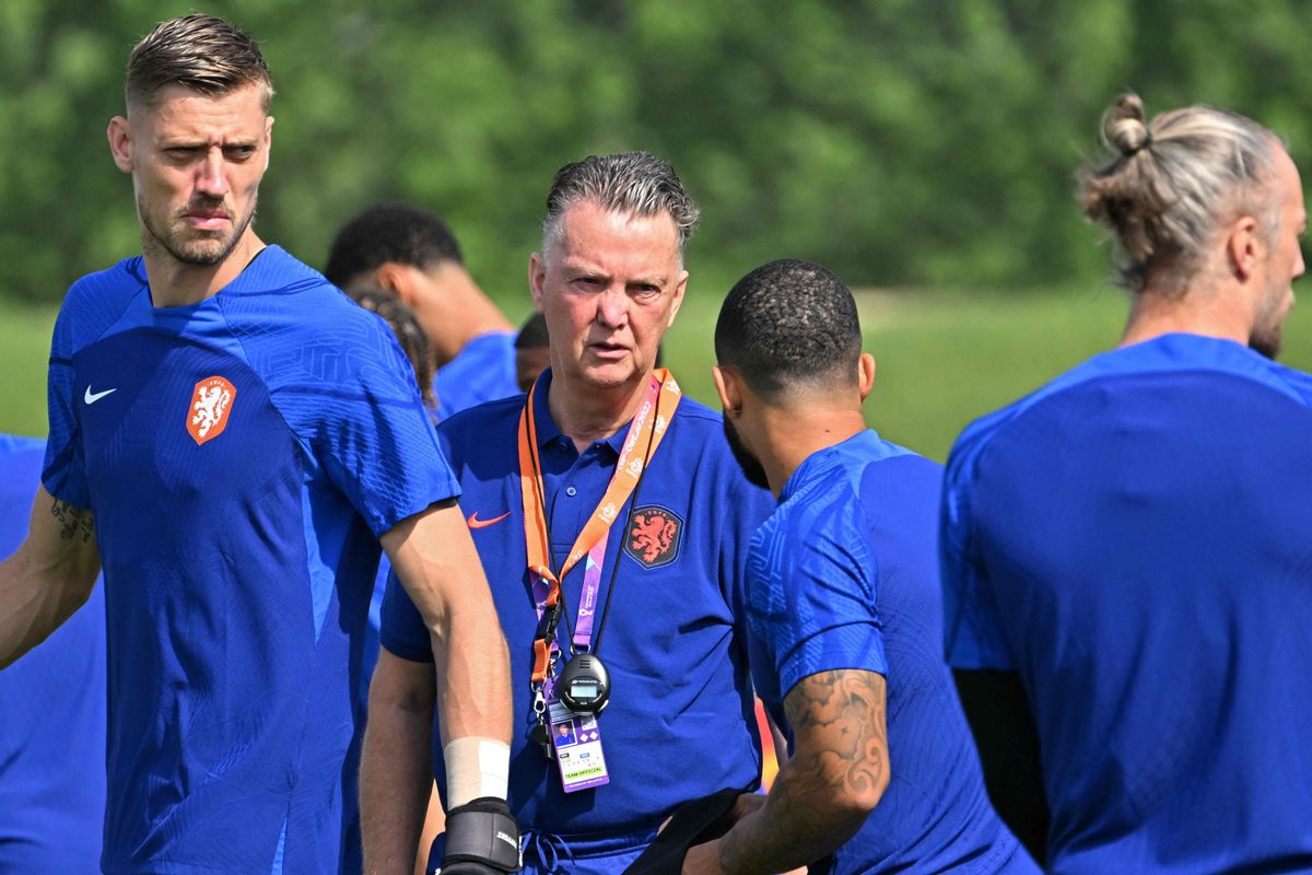 Van Gaal habla con Memphis Depay entre los porteros Andries Noppert y Remko Pasveer.