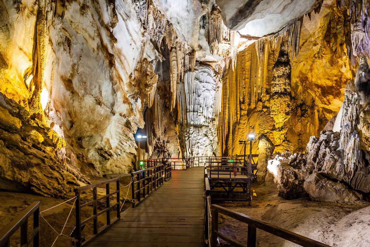 En los alrededores puedes ver la famosa Gruta de las Maravillas.