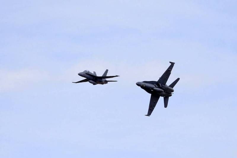 Maverick Viñales se monta en un F-18 en la Base Aérea de Zaragoza