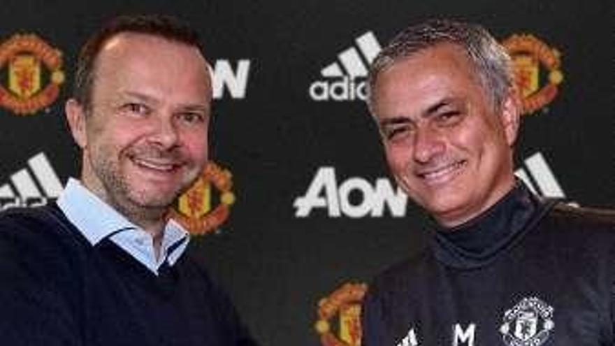 Mourinho (d) y Woodward (i).