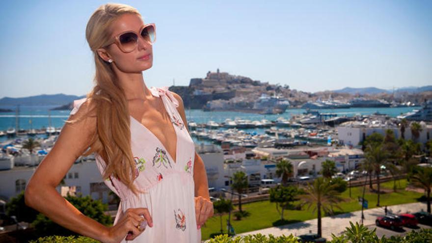 Paris Hilton posa en la terraza de su apartamento con Dalt Vila al fondo
