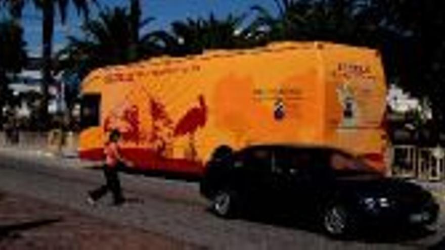 200 niños del Ortega y Gasset visitan el ecobús
