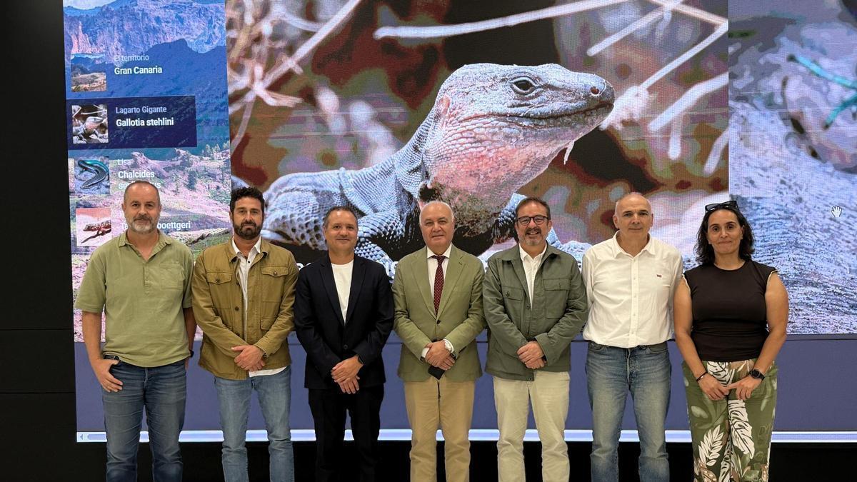 Ramón Gallo, biólogo de Gesplan en Gran Canaria; Rainero Brandon, técnico de Medio Ambiente del Cabildo de Gran Canaria; Gustavo Viera,  responsable de Medio Ambiente y Cambio Climático de Gesplan; Miguel Ángel Morcuende, director General del Medio Natural del Gobierno de Canarias; Raúl García Brink, consejero de Medio Ambiente, Clima, Energía y Conocimiento del Cabildo de Gran Canaria; Manuel Nogales, delegado del CSIC en Canarias, y Marta López, investigadora del CSIC.