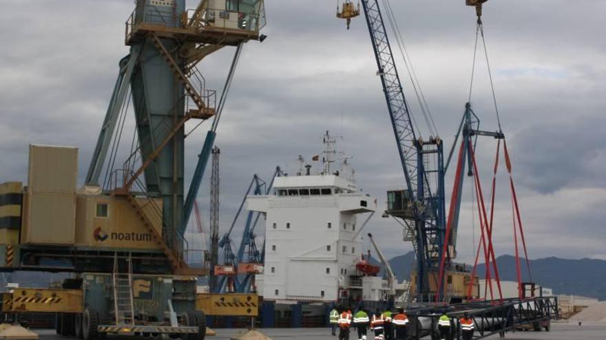 PortCastelló embarca palas eólicas con destino a Francia
