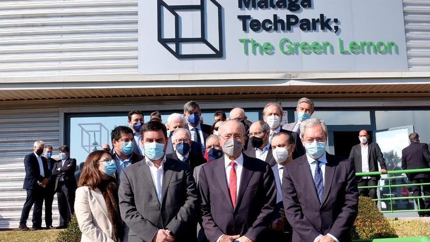 La foto de familia de los patronos y empresas colaboradoras de la Fundación Instituto Ricardo Valle de Innovación.