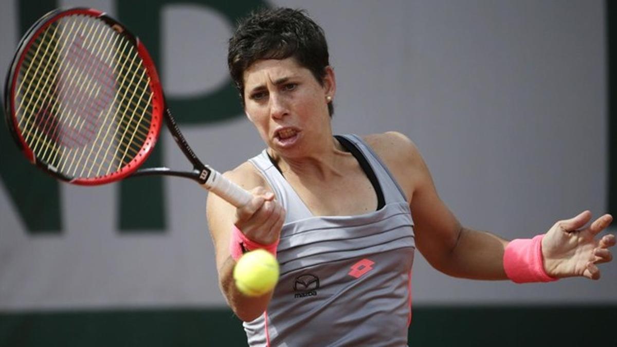 La tenista española, Carla Suárez, devuelve la bola a la rumana Monica Niculescu, durante la primera ronsa de Roland Garros
