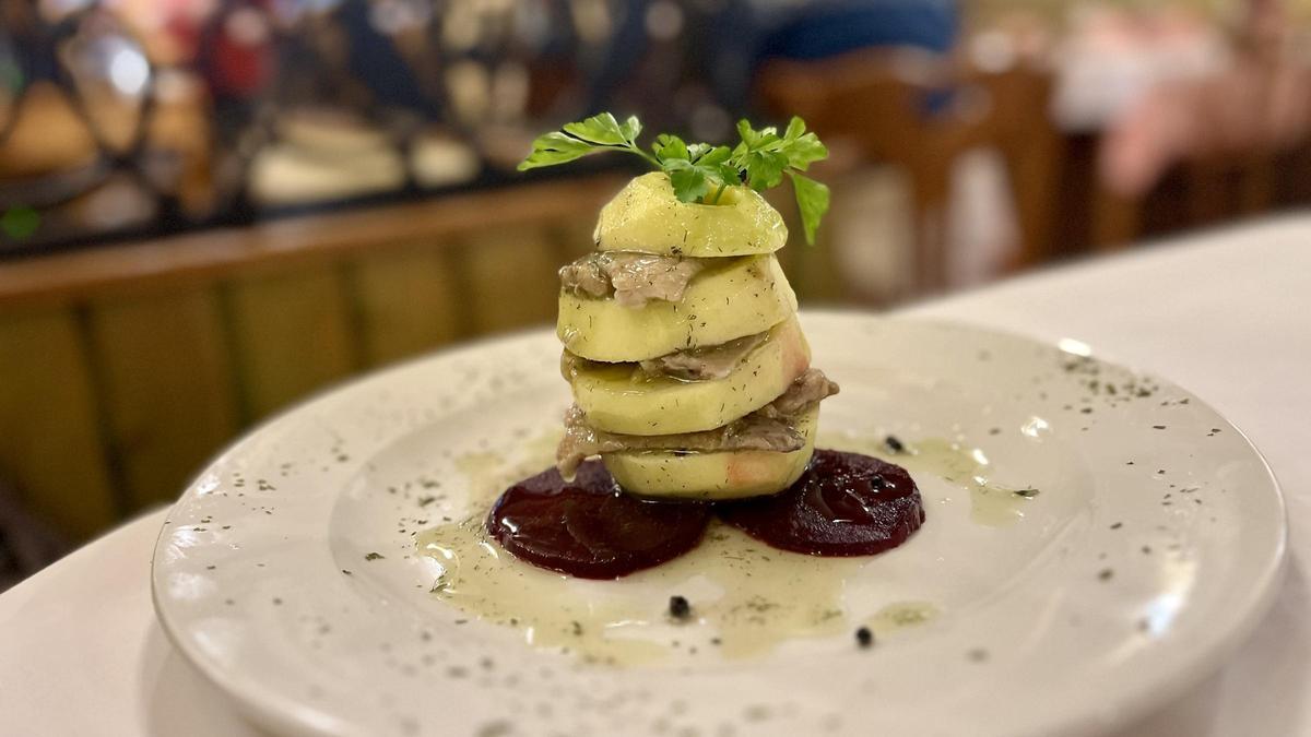 La manzana con arenque y remolacha de La Fondue de Tell.