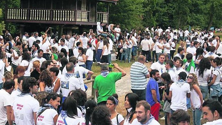El parque de la Fuente de los Ángeles, primera parada del Rally de la Sidra de Candás, ayer, lleno de participantes. / braulio fernández