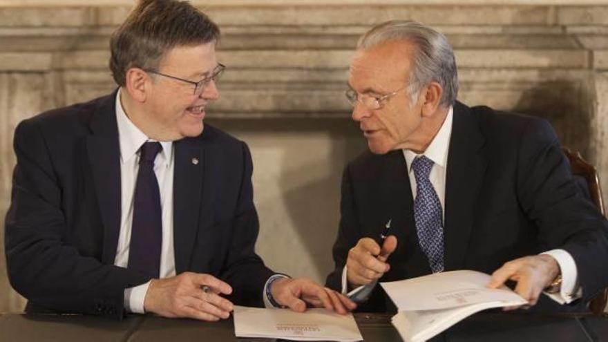 Ximo Puig e Isidro Fainé durante la firma del convenio de colaboración.