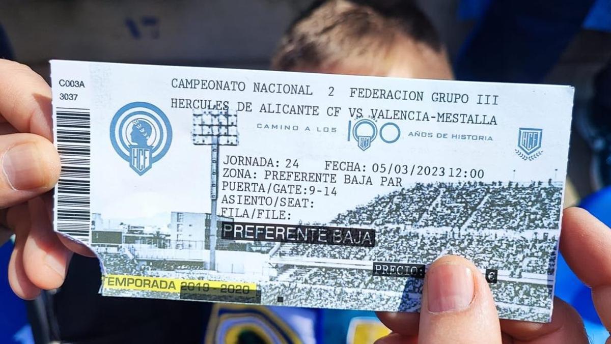 Entrada sin numerar con la leyenda &quot;Camino de los 100 años de historia&quot; y la marca de la temporada 2019-202 vendida el pasado domingo.