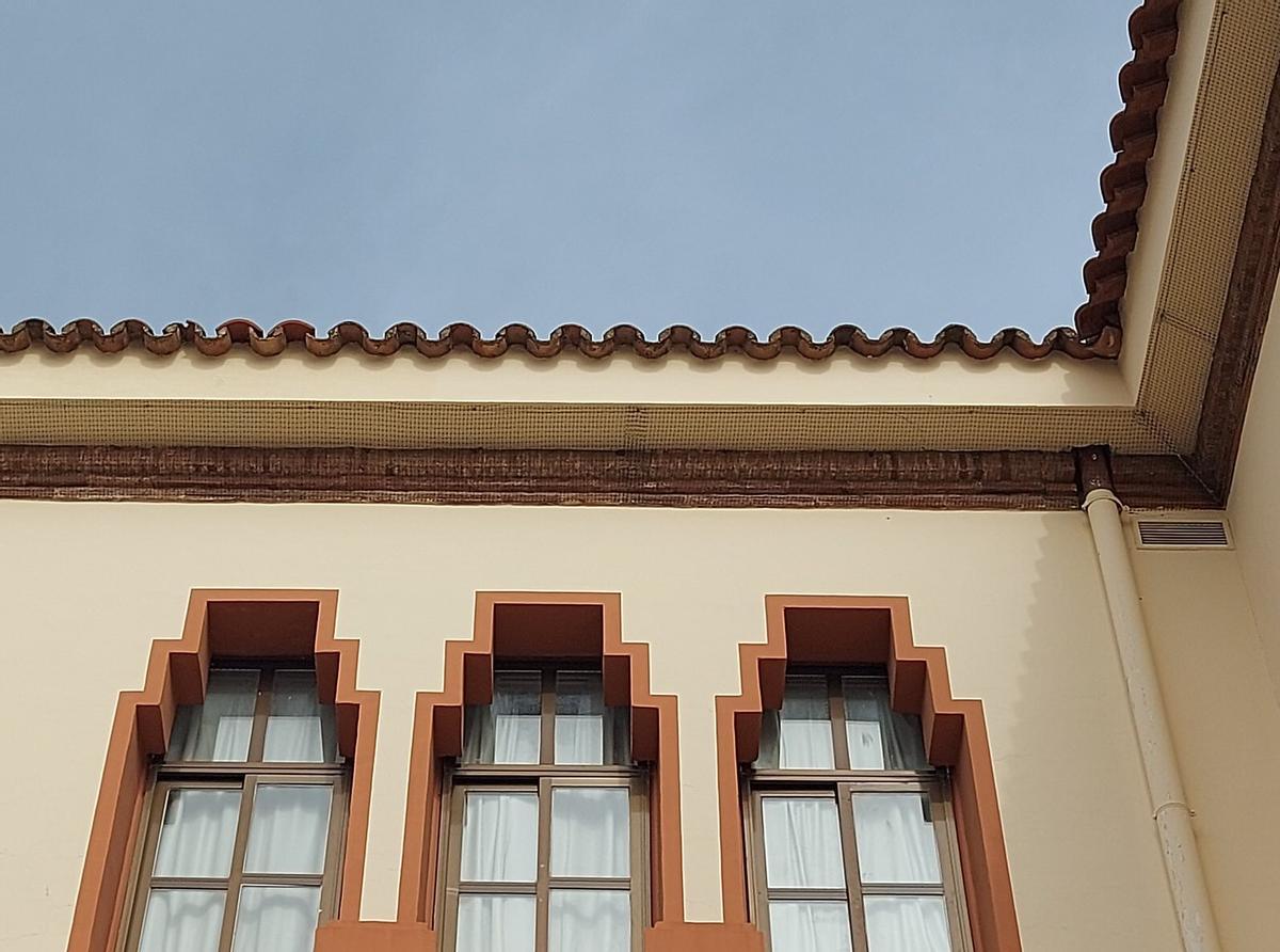 Zona de cornisas de la Escuela de Idiomas tras retirar los nidos.