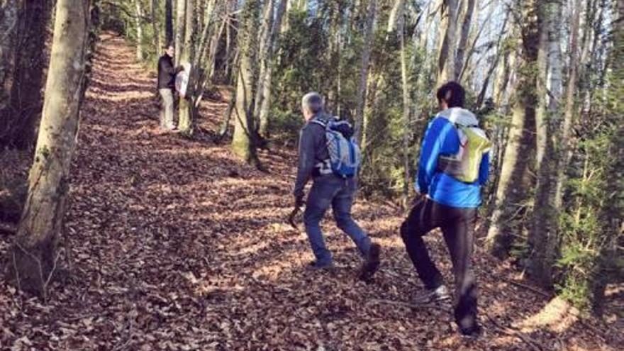 Un grup de persones caminen per la ruta on passarà la via.