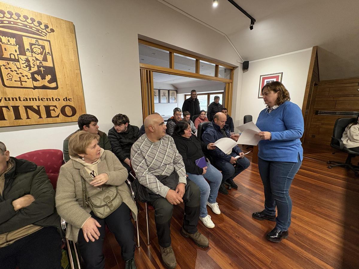 La alcaldesa Montse Fernández, reparte las hojas de firmas entre los asistentes a la rueda de prensa.