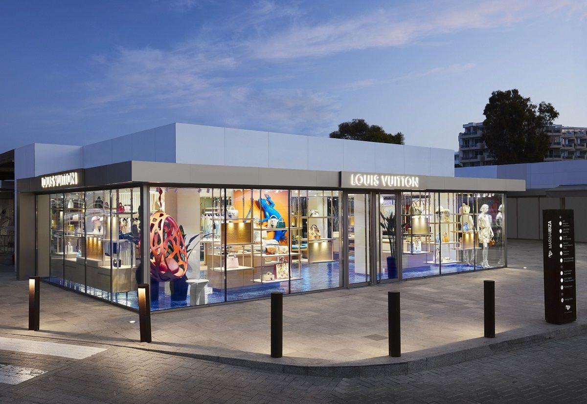 Escaparate de la pop up que Louis Vuitton ha abierto en Ibiza para el verano 2021