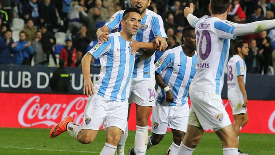 Recio, Atsu y Duje Cop felicitan al delantero Charles por su gol el pasado viernes al Getafe en La Rosaleda.