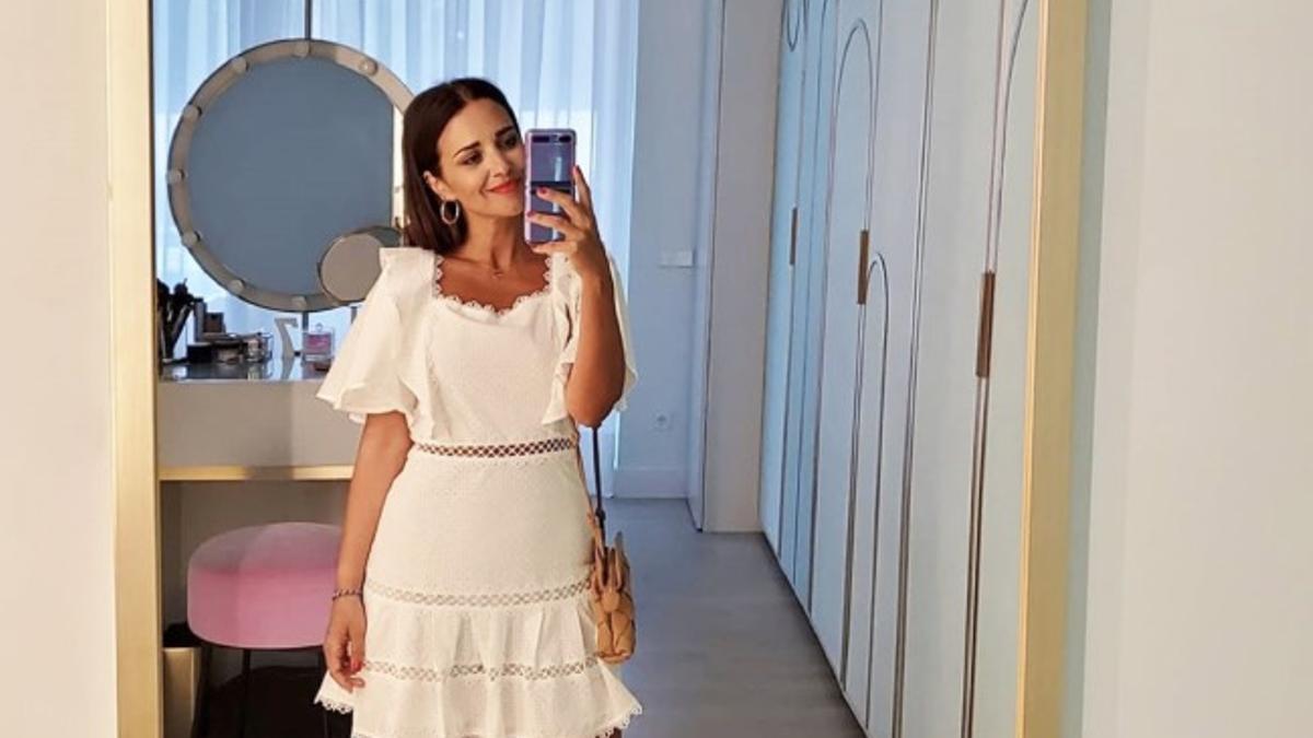 Paula Echevarría con vestido blanco y sandalias y bolso camel