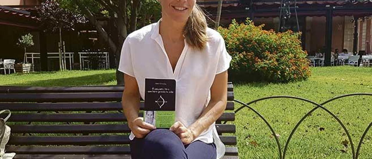 María Fernández posa con su libro en s´Escorxador.