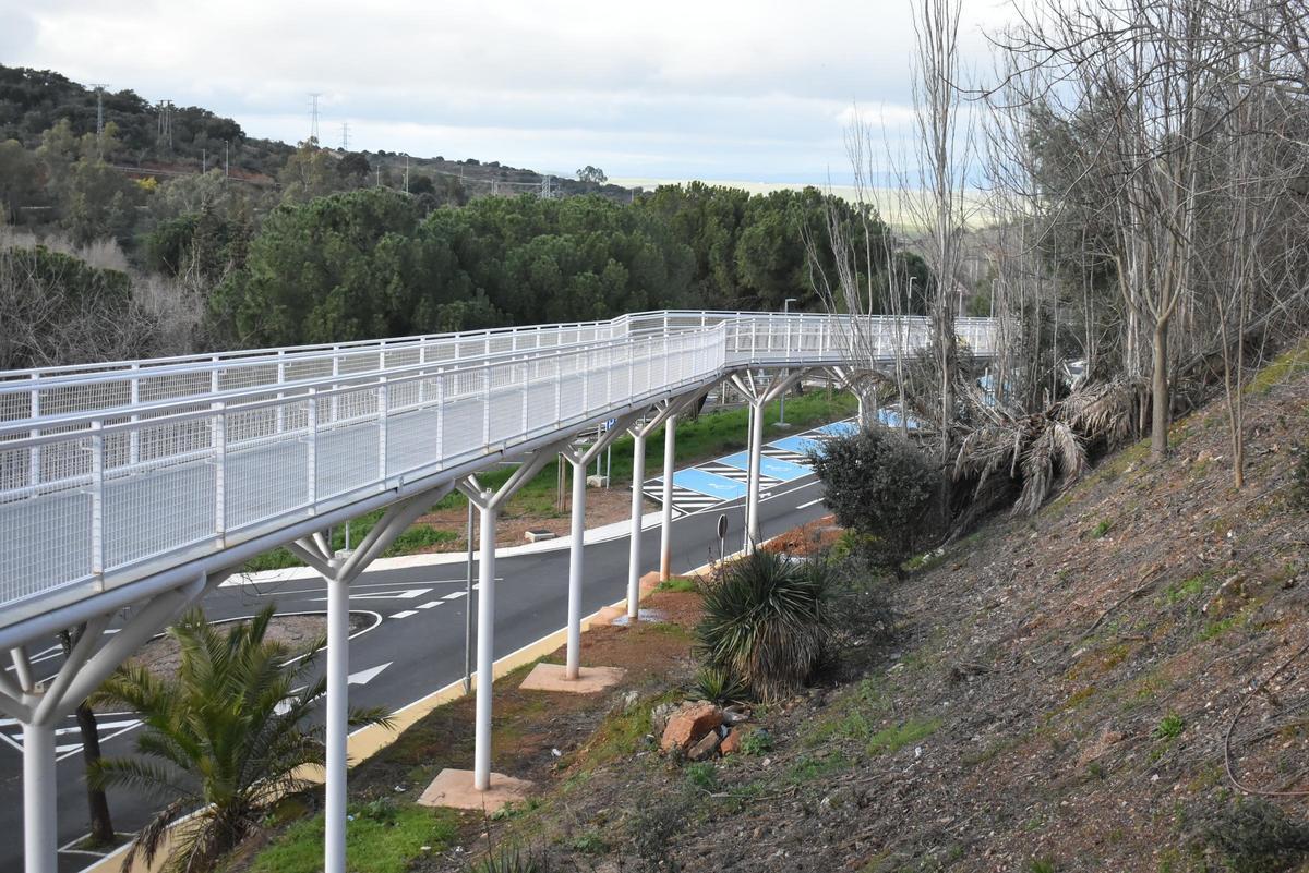 Galería | Parte de un terraplén cae sobre la pasarela del parque del Príncipe