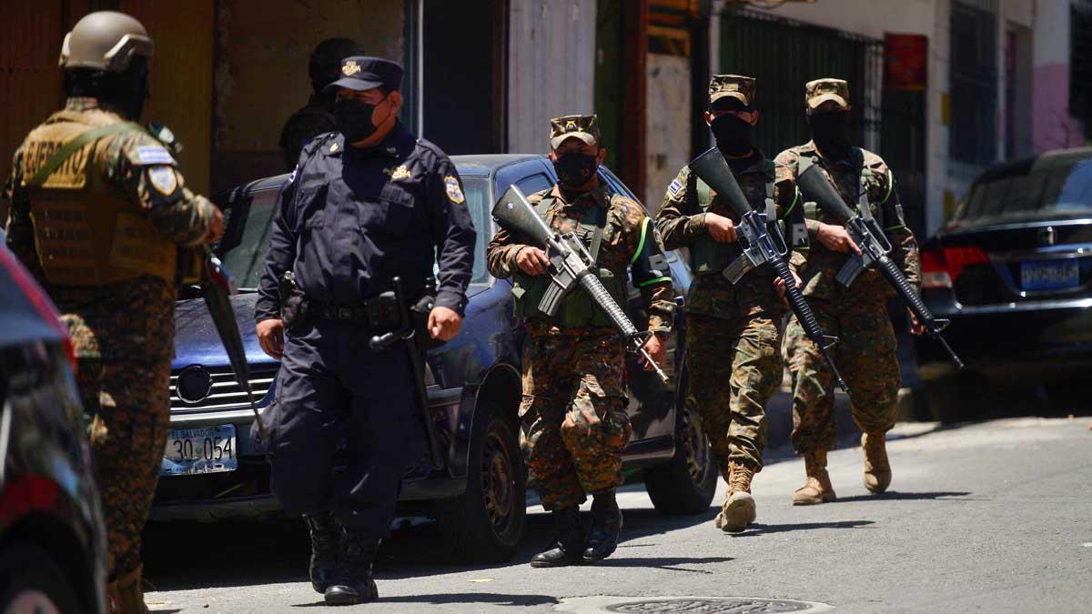 Soldados patrullan por las calles de San Salvador, tras la declaración del estado de excepción