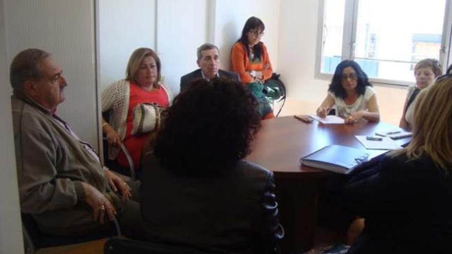 Castellano con Suárez y otros afectados, ayer, reunidos en Educación. iLP/DLP