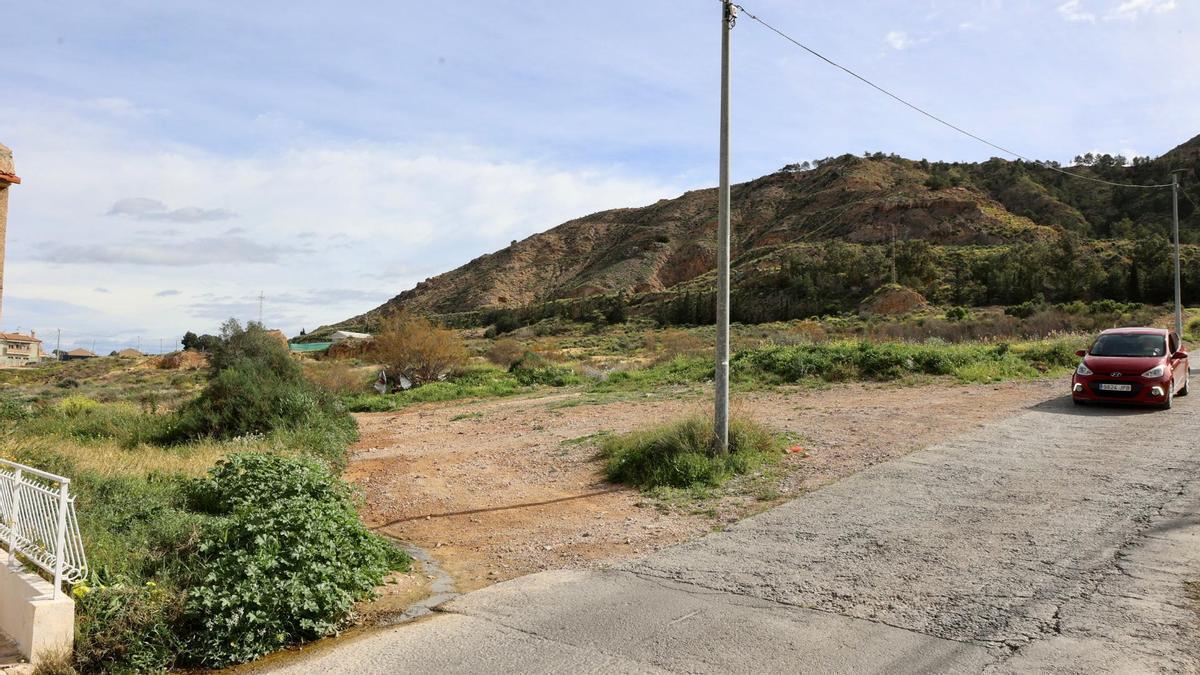 Vertidos de aguas contaminadas junto a una vivienda en la pedanía murciana de Los Ramos.