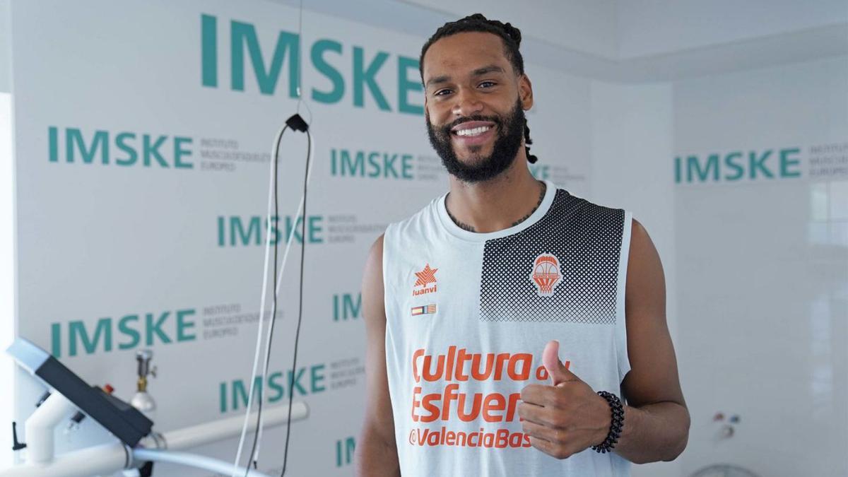 James Webb III, sonriente después de superar con éxito los tests físicos y médico.  | VALENCIA BC