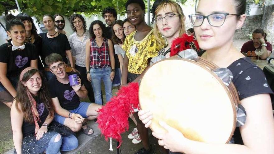 El colectivo feminista &quot;Les Rudes d&#039;Avilés&quot;, ayer, con la panderetera Leticia González. En el centro, la eurodiputada de Podemos Tania González y la concejala de IU Llarina González.