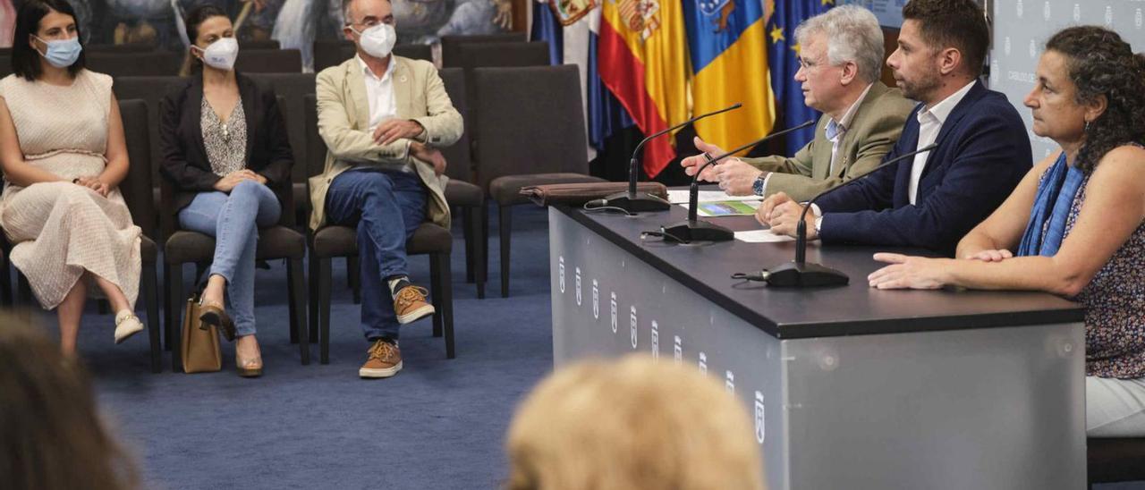 Javier Rodríguez (en el centro de la mesa) junto a representantes de entidades que participan en Personas + Sostenibles.