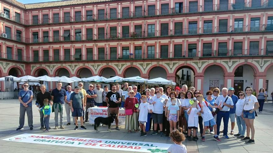 Asociaciones vecinales y Marea Blanca recogen 600 firmas en La Corredera en defensa de los centros de salud