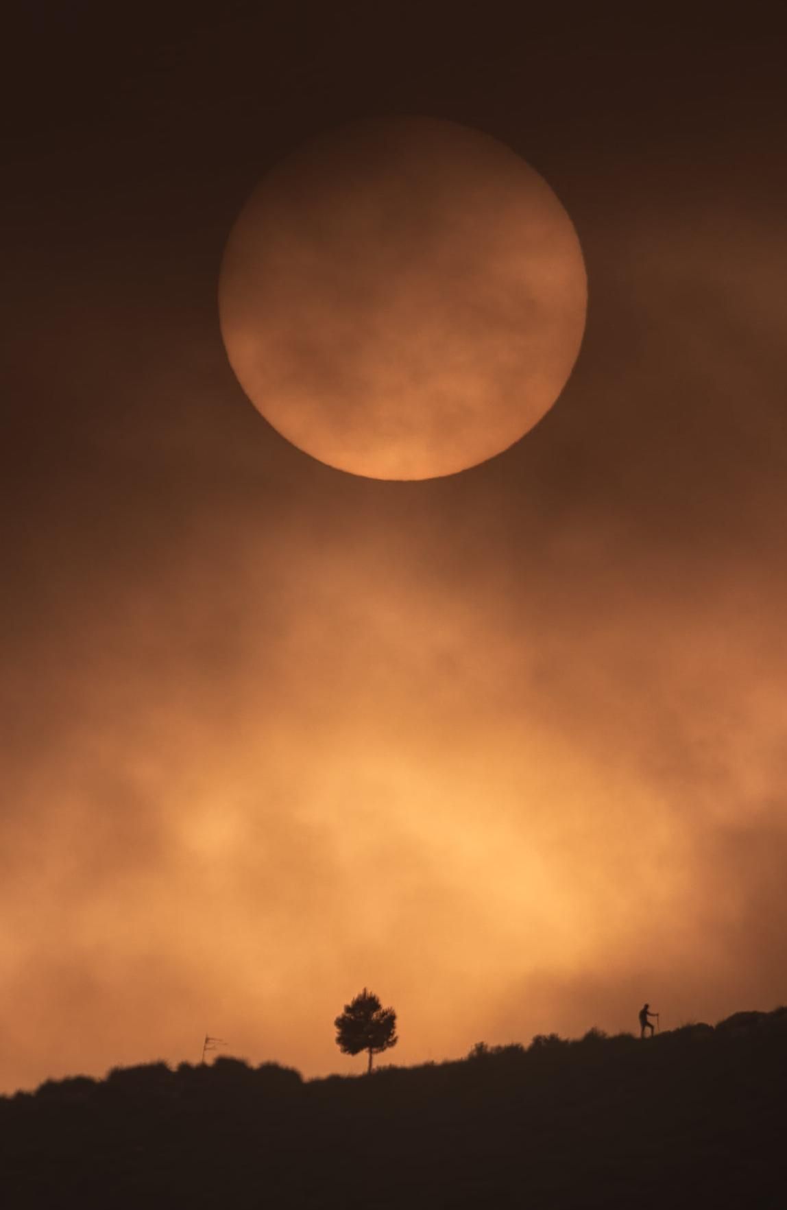 El sol oculto en Elda por la arena en suspensión procedente del Sahara.