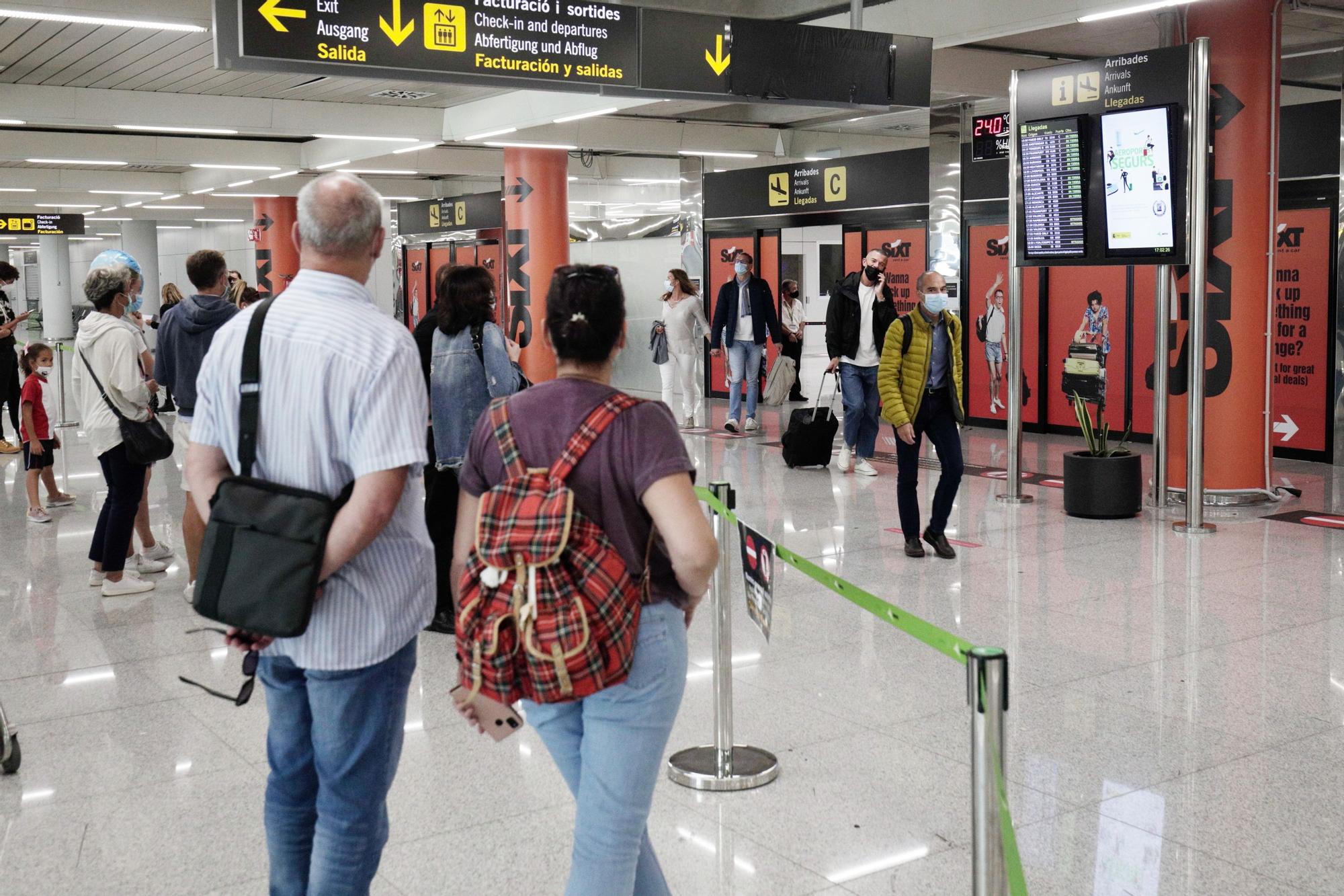 Vuelven los abrazos al aeropuerto de Palma con la entrada libre para acompañantes